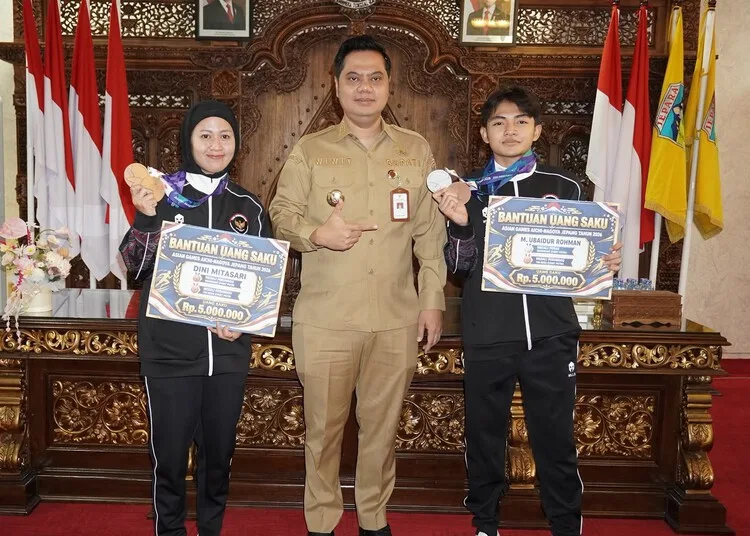 Bupati Jepara, Witiarso Utomo, berfoto bersama M. Ubaidur Rohman dan Dini Mitasari, usai menyerahkan bonus uang saku di ruang kerjanya, Senin, 12 Oktober 2026. (Tomi Budianto/Lingkarjateng.id)