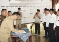 Bupati Jepara, Witiarso Utomo, menandatangani deklarasi damai dari calon petinggi Pilpet Serentak 2026 di Pendopo R.A. Kartini, Jepara, Senin, 12 Oktober 2026. (Tomi Budianto/Lingkarjateng.id)