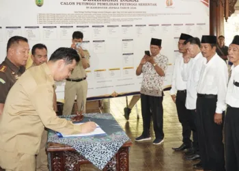 Bupati Jepara, Witiarso Utomo, menandatangani deklarasi damai dari calon petinggi Pilpet Serentak 2026 di Pendopo R.A. Kartini, Jepara, Senin, 12 Oktober 2026. (Tomi Budianto/Lingkarjateng.id)
