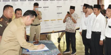 Bupati Jepara, Witiarso Utomo, menandatangani deklarasi damai dari calon petinggi Pilpet Serentak 2026 di Pendopo R.A. Kartini, Jepara, Senin, 12 Oktober 2026. (Tomi Budianto/Lingkarjateng.id)