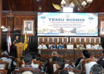 Bupati Jepara, Witiarso Utomo, memberi sambutan dalam Temu Bisnis Pengelola BUMDesa/BUMDesa Bersama Kabupaten Jepara Tahun 2026 yang berlangsung di Pendopo R.A. Kartini, Selasa, 6 Oktober 2026. (Tomi Budianto/Lingkarjateng.id)