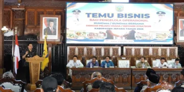 Bupati Jepara, Witiarso Utomo, memberi sambutan dalam Temu Bisnis Pengelola BUMDesa/BUMDesa Bersama Kabupaten Jepara Tahun 2026 yang berlangsung di Pendopo R.A. Kartini, Selasa, 6 Oktober 2026. (Tomi Budianto/Lingkarjateng.id)