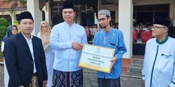 Bupati Jepara, Witiarso Utomo, secara simbolis menyerahkan bantuan usaha program Marbot Berdaya kepada penerima manfaat usai apel HSN di Halaman Setda Jepara, Kamis, 22 Oktober 2026. (Tomi Budianto/Lingkarjateng.id)