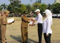 Bupati Kendal, Dyah Kartika Permanasari, menyerahkan SK perpanjangan kontrak kepada PPPK Paruh Waktu di Alun-alun Kendal, Selasa, 6 Oktober 2026. (Anik Kustiani/Lingkarjateng.id)