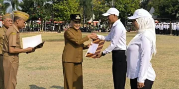 Bupati Kendal, Dyah Kartika Permanasari, menyerahkan SK perpanjangan kontrak kepada PPPK Paruh Waktu di Alun-alun Kendal, Selasa, 6 Oktober 2026. (Anik Kustiani/Lingkarjateng.id)