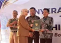 Bupati Kendal, Dyah Kartika Permanasari, menyerahkan sertifikat program PTSL kepada warga di Balai Desa Bebengan, Kecamatan Boja, Kabupaten Kendal, Selasa, 6 Oktober 2026. (Anik Kustiani/Lingkarjateng.id)