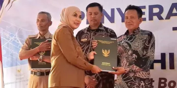 Bupati Kendal, Dyah Kartika Permanasari, menyerahkan sertifikat program PTSL kepada warga di Balai Desa Bebengan, Kecamatan Boja, Kabupaten Kendal, Selasa, 6 Oktober 2026. (Anik Kustiani/Lingkarjateng.id)