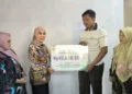 Bupati Kendal, Dyah Kartika Permanasari, menyerahkan santunan JKM kepada ahli waris petani tembakau yang meninggal dunia di Desa Kaliyoso, Kecamatan Kangkung, Kamis, 8 Oktober 2026. (Anik Kustiani/Lingkarjateng.id)