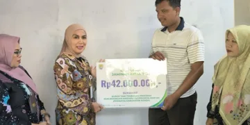 Bupati Kendal, Dyah Kartika Permanasari, menyerahkan santunan JKM kepada ahli waris petani tembakau yang meninggal dunia di Desa Kaliyoso, Kecamatan Kangkung, Kamis, 8 Oktober 2026. (Anik Kustiani/Lingkarjateng.id)