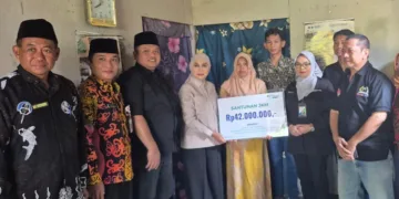 Bupati Kendal, Dyah Kartika Permanasari, menyerahkan santunan JKM BPJS Ketenagakerjaan kepada ahli waris almarhum Jamzuli, nelayan asal Desa Wonosari, Kecamatan Patebon, Jumat, 2 Oktober 2026. (Anik Kustiani/Lingkarjateng.id)