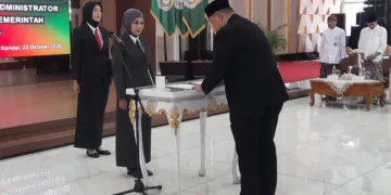 Bupati Kendal, Dyah Kartika Permanasari, melantik 17 pejabat lingkungan Pemkab Kendal di Pendopo Tumenggung Bahurekso Setda Kendal, Kamis, 22 Oktober 2026. (Anik Kustiani/Lingkarjateng.id)