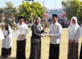 Bupati Kendal, Dyah Kartika Permanasari, memberikan penghargaan kepada juara lomba HSN dalam upacara peringatan Hari Santri Nasional di Alun-alun Kendal, Kamis, 22 Oktober 2026. (Anik Kustiani/Lingkarjateng.id)