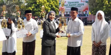 Bupati Kendal, Dyah Kartika Permanasari, memberikan penghargaan kepada juara lomba HSN dalam upacara peringatan Hari Santri Nasional di Alun-alun Kendal, Kamis, 22 Oktober 2026. (Anik Kustiani/Lingkarjateng.id)