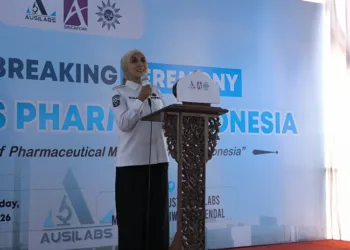 Bupati Kendal, Dyah Kartika Permanasari, memberi sambutan usai melakukan groundbreaking pembangunan pabrik farmasi PT Ausilabs Pharma Indonesia di Desa Mororejo, Kecamatan Kaliwungu, Kabupaten Kendal, Rabu, 7 Oktober 2026. (Anik Kustiani/Lingkarjateng.id)