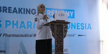 Bupati Kendal, Dyah Kartika Permanasari, memberi sambutan usai melakukan groundbreaking pembangunan pabrik farmasi PT Ausilabs Pharma Indonesia di Desa Mororejo, Kecamatan Kaliwungu, Kabupaten Kendal, Rabu, 7 Oktober 2026. (Anik Kustiani/Lingkarjateng.id)