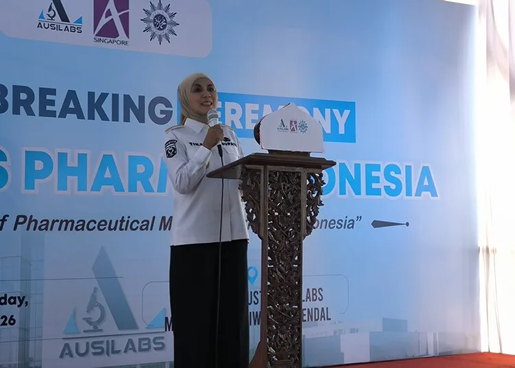 Bupati Kendal, Dyah Kartika Permanasari, memberi sambutan usai melakukan groundbreaking pembangunan pabrik farmasi PT Ausilabs Pharma Indonesia di Desa Mororejo, Kecamatan Kaliwungu, Kabupaten Kendal, Rabu, 7 Oktober 2026. (Anik Kustiani/Lingkarjateng.id)