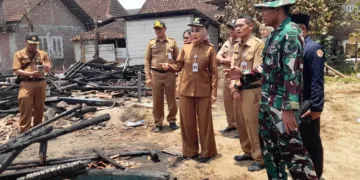 Bupati Kendal, Dyah Kartika Permanasari, saat meninjau dua rumah warga yang terbakar di Dusun Banyuurip, Desa Tejorejo, Kecamatan Ringinarum, Selasa, 13 Oktober 2026. (Anik Kustiani/Lingkarjateng.id)