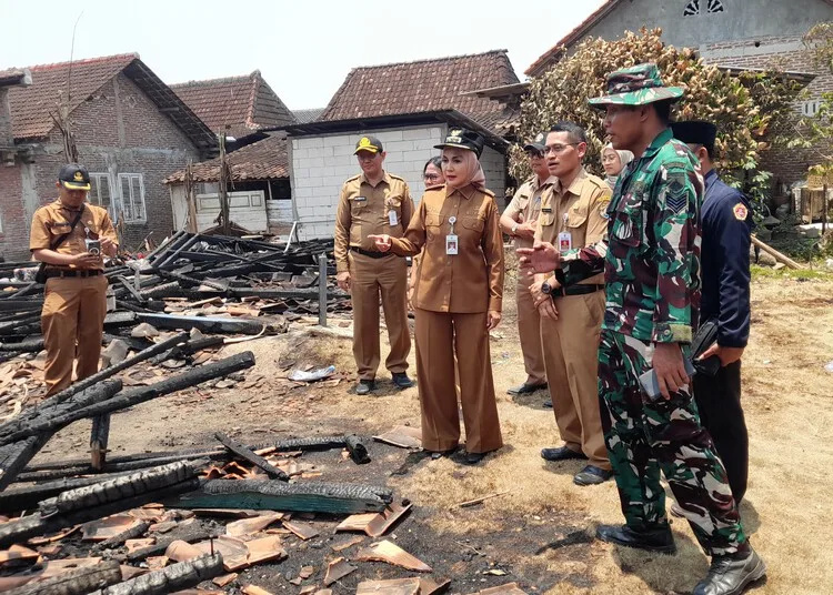 Bupati Kendal, Dyah Kartika Permanasari, saat meninjau dua rumah warga yang terbakar di Dusun Banyuurip, Desa Tejorejo, Kecamatan Ringinarum, Selasa, 13 Oktober 2026. (Anik Kustiani/Lingkarjateng.id)
