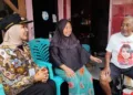 Bupati Kendal, Dyah Kartika Permanasari, saat berdialog dengan salah satu warga penerima program KaJeN di Desa Karangayu, Kecamatan Cepiring, Kamis, 8 Oktober 2026. (Anik Kustiani/Lingkarjateng.id)