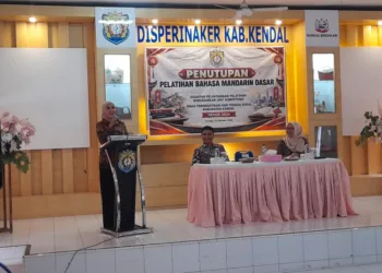 Bupati Kendal, Dyah Kartika Permanasari, menutup pelatihan bahasa Mandarin dasar di Aula Disperinaker Kendal, Jumat, 23 Oktober 2026. (Anik Kustiani/Lingkarjateng.id)