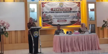 Bupati Kendal, Dyah Kartika Permanasari, menutup pelatihan bahasa Mandarin dasar di Aula Disperinaker Kendal, Jumat, 23 Oktober 2026. (Anik Kustiani/Lingkarjateng.id)