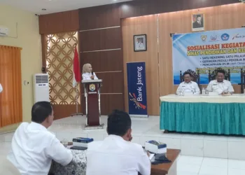 Bupati Kendal, Dyah Kartika Permanasari, memberi arahan kepada kepala sekolah dan tenaga kependidikan dalam sosialisasi tiga program strategis di Aula Kecamatan Kendal, Rabu, 14 Oktober 2026. (Anik Kustiani/Lingkarjateng.id)