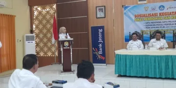 Bupati Kendal, Dyah Kartika Permanasari, memberi arahan kepada kepala sekolah dan tenaga kependidikan dalam sosialisasi tiga program strategis di Aula Kecamatan Kendal, Rabu, 14 Oktober 2026. (Anik Kustiani/Lingkarjateng.id)