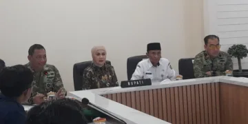 Bupati Kendal, Dyah Kartika Permanasari, memimpin Rapat Koordinasi Pemaparan Hasil Verval Pembangunan Fisik Gerai, Pergudangan, dan Kelengkapan KDKMP di Ruang Ngesti Widhi Setda Kendal, Rabu 21 Oktober 2026. (Anik Kustiani/Lingkarjateng.id)