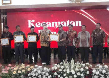 Bupati Kendal, Dyah Kartika Permanasari, saat menyerahkan penghargaan kepada lima desa yang menjadi proyek percontohan Desa Sadar Adminduk pada 2025 serta lima desa rintisan pada 2026 dalam acara Rakorda Administrasi Kependudukan di Pendopo Tumenggung Bahurekso Setda Kendal, Kamis 29 Oktober 2026. (Anik Kustiani/Lingkarjateng.id)