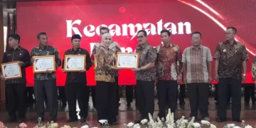 Bupati Kendal, Dyah Kartika Permanasari, saat menyerahkan penghargaan kepada lima desa yang menjadi proyek percontohan Desa Sadar Adminduk pada 2025 serta lima desa rintisan pada 2026 dalam acara Rakorda Administrasi Kependudukan di Pendopo Tumenggung Bahurekso Setda Kendal, Kamis 29 Oktober 2026. (Anik Kustiani/Lingkarjateng.id)