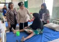 Bupati Kendal, Dyah Kartika Permanasari, berbincang dengan warga yang dirawat di Panti Pelayanan Sosial Lanjut Usia (PPSLU) Cepiring, Jumat, 2 Oktober 2026. (Anik Kustiani/Lingkarjateng.id)