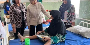 Bupati Kendal, Dyah Kartika Permanasari, berbincang dengan warga yang dirawat di Panti Pelayanan Sosial Lanjut Usia (PPSLU) Cepiring, Jumat, 2 Oktober 2026. (Anik Kustiani/Lingkarjateng.id)