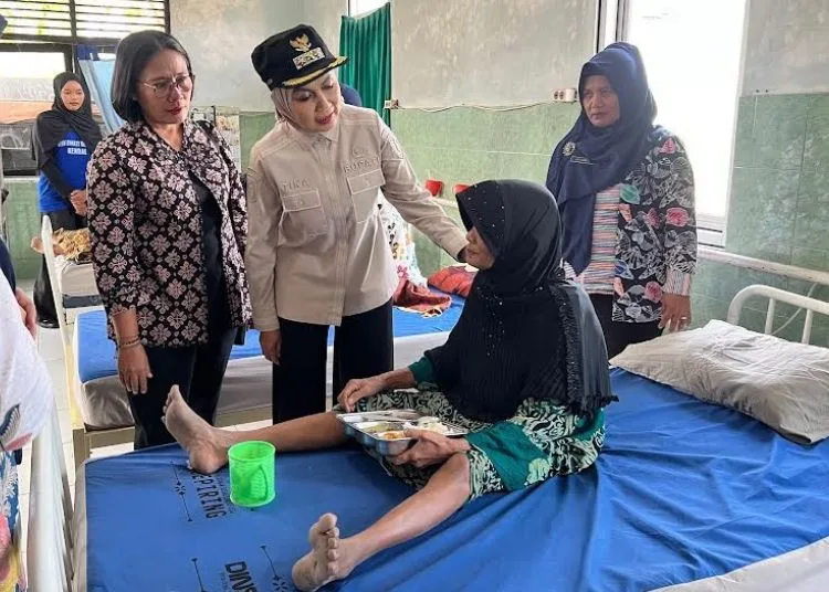 Bupati Kendal, Dyah Kartika Permanasari, berbincang dengan warga yang dirawat di Panti Pelayanan Sosial Lanjut Usia (PPSLU) Cepiring, Jumat, 2 Oktober 2026. (Anik Kustiani/Lingkarjateng.id)