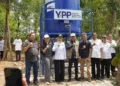 Bupati Kendal Dyah Kartika Permanasari (ketiga kiri) meresmikan sumur bor bantuan dari Yayasan Pundi Amal Peduli Kasih (YPP) SCTV Dusun Kalikunal, Desa Sidokumpul, Kecamatan Patean, Kabupaten Kendal, Rabu ,14 Oktober 2026. (dok for Lingkarjateng.id)