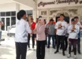 Bupati Kendal, Dyah Kartika Permanasari, menyerahkan obor Porprov Jateng untuk dikirab mengelilingi Kota Kendal pada Minggu, 25 Oktober 2026. (Anik Kustiani/Lingkarjateng.id)