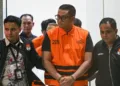 Bupati Klaten Hamenang Wajar Ismoyo menggunakan rompi tahanan usai menjalani pemeriksaan di Gedung Merah Putih KPK, Jakarta, Jumat, 16 Oktober 2026. (Antara/Lingkarjateng.id)