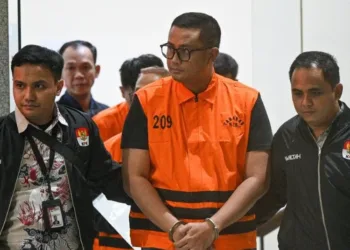 Bupati Klaten Hamenang Wajar Ismoyo menggunakan rompi tahanan usai menjalani pemeriksaan di Gedung Merah Putih KPK, Jakarta, Jumat, 16 Oktober 2026. (Antara/Lingkarjateng.id)