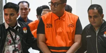 Bupati Klaten Hamenang Wajar Ismoyo menggunakan rompi tahanan usai menjalani pemeriksaan di Gedung Merah Putih KPK, Jakarta, Jumat, 16 Oktober 2026. (Antara/Lingkarjateng.id)