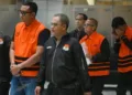 Bupati Klaten Hamenang Wajar Ismoyo (kiri), Kepala Perwakilan Badan Pemeriksa Keuangan (BPK) Jawa Tengah Ahmad Luthfi H. Rahmatullah (kedua kanan), dan pihak swasta Amin Wahyu Utomo (kanan) berjalan menggunakan rompi tahanan usai menjalani pemeriksaan di Gedung Merah Putih KPK, Jakarta, Jumat, 16 Oktober 2026. (Antara/Lingkarjateng.id)