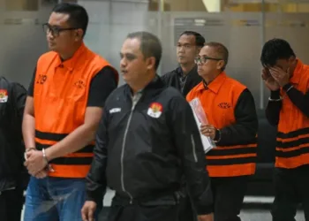 Bupati Klaten Hamenang Wajar Ismoyo (kiri), Kepala Perwakilan Badan Pemeriksa Keuangan (BPK) Jawa Tengah Ahmad Luthfi H. Rahmatullah (kedua kanan), dan pihak swasta Amin Wahyu Utomo (kanan) berjalan menggunakan rompi tahanan usai menjalani pemeriksaan di Gedung Merah Putih KPK, Jakarta, Jumat, 16 Oktober 2026. (Antara/Lingkarjateng.id)