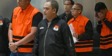 Bupati Klaten Hamenang Wajar Ismoyo (kiri), Kepala Perwakilan Badan Pemeriksa Keuangan (BPK) Jawa Tengah Ahmad Luthfi H. Rahmatullah (kedua kanan), dan pihak swasta Amin Wahyu Utomo (kanan) berjalan menggunakan rompi tahanan usai menjalani pemeriksaan di Gedung Merah Putih KPK, Jakarta, Jumat, 16 Oktober 2026. (Antara/Lingkarjateng.id)