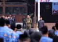Bupati Kudus, Sam'ani Intakoris, membacakan sambutan Menteri Pemuda dan Olahraga RI dalam upacara peringatan Hari Sumpah Pemuda di Halaman Pendopo Kabupaten Kudus, Rabu, 28 Oktober 2026. (Nisa Hafidzotus S./Lingkarjateng.id)