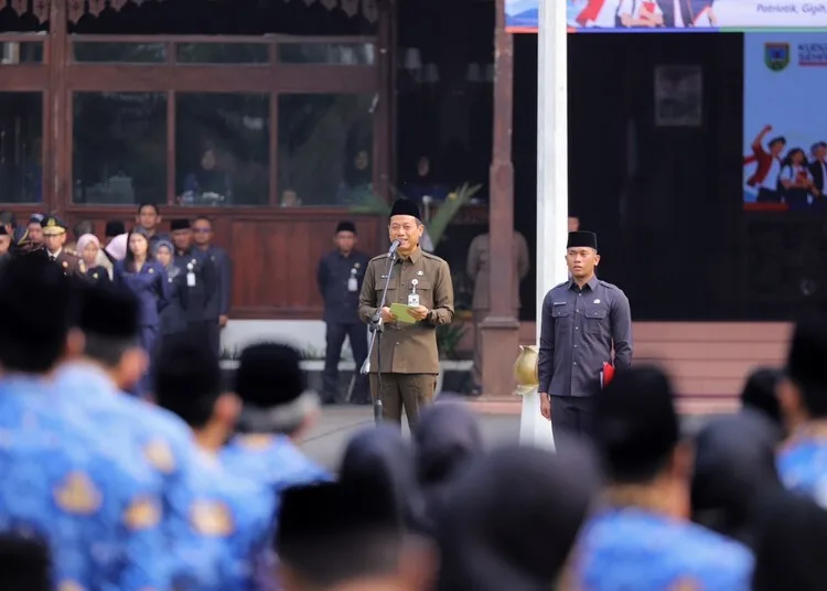 Bupati Kudus, Sam'ani Intakoris, membacakan sambutan Menteri Pemuda dan Olahraga RI dalam upacara peringatan Hari Sumpah Pemuda di Halaman Pendopo Kabupaten Kudus, Rabu, 28 Oktober 2026. (Nisa Hafidzotus S./Lingkarjateng.id)