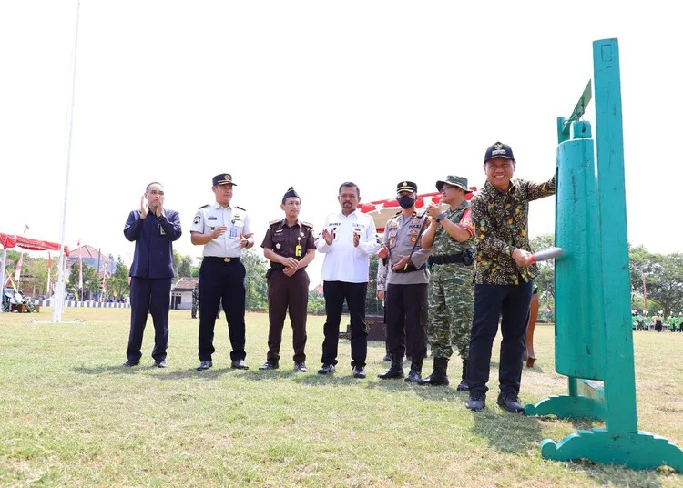 Bupati Kudus, Sam'ani Intakoris, saat membuka TMMD Sengkuyung Tahap IV di Desa Temulus, Kecamatan Mejobo, Selasa, 13 Oktober 2026. (Nisa Hafidzotus S./Lingkarjateng.id)