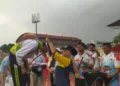 Ketua Umum Pengurus Provinsi (Pengprov) Persatuan Drumband Indonesia (PDBI) Jawa Tengah, Dyah Kartika Permanasari, mengalungkan medali kepada atlet pemenang kompetisi cabor drumband pada Porprov Jateng di Stadion Sultan Fatah Kabupaten Demak pada Sabtu, 24 Oktober 2026. (Ahmad Abror/Lingkarjateng.id)