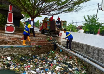 Petugas DLH Kendal bersama warga membersihkan sampah di Sungai Ketapang, Kecamatan Kendal, Jumat, 30 Oktober 2026. (Anik Kustiani/Lingkarjateng.id)