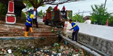 Petugas DLH Kendal bersama warga membersihkan sampah di Sungai Ketapang, Kecamatan Kendal, Jumat, 30 Oktober 2026. (Anik Kustiani/Lingkarjateng.id)