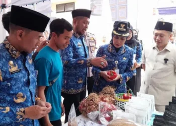 Bupati Kendal Dyah Kartika Permanasari saat mengunjungi stan hasil pertanian di kantor Dinas Pertanian dan Pangan pada Kamis, 1 Oktober 2026. (Anik Kustiani/Lingkarjateng.id)