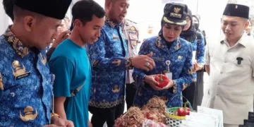 Bupati Kendal Dyah Kartika Permanasari saat mengunjungi stan hasil pertanian di kantor Dinas Pertanian dan Pangan pada Kamis, 1 Oktober 2026. (Anik Kustiani/Lingkarjateng.id)