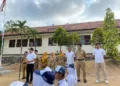 Ketua DPRD Kabupaten Jepara, Agus Sutisna, saat menjadi pembina upacara di SMP Negeri 1 Karimunjawa pada Selasa, 6 Oktober 2026. (Tomi Budianto/Lingkarjateng.id)